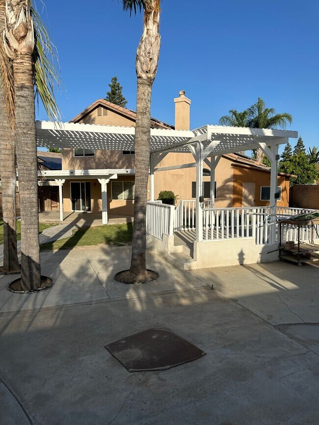 Building Photo - Two story home in Bakersfield