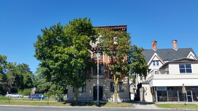 Building Photo - 292 W Main St