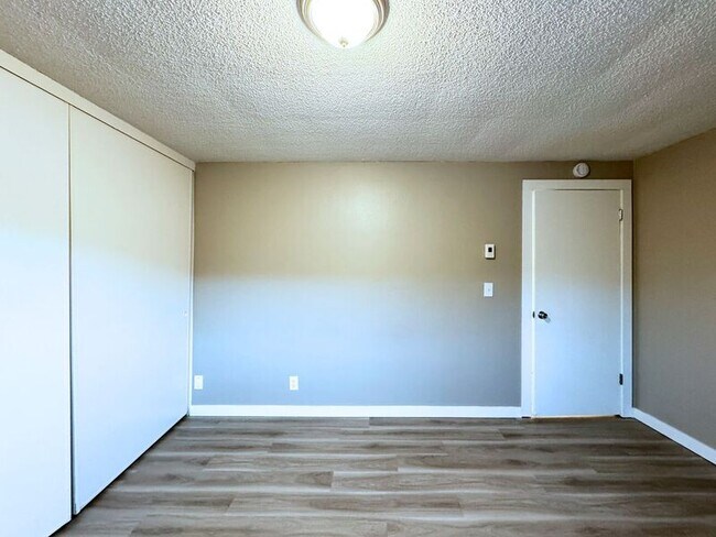 Building Photo - 1117 W 6th Ave