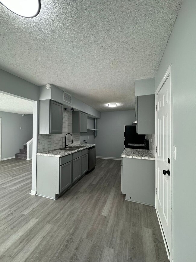 Building Photo - Beautifully Remodeled 2/1 apartment in Par...