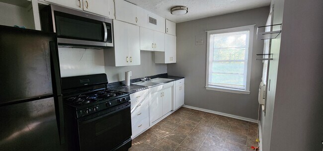 Building Photo - 117 Austin St