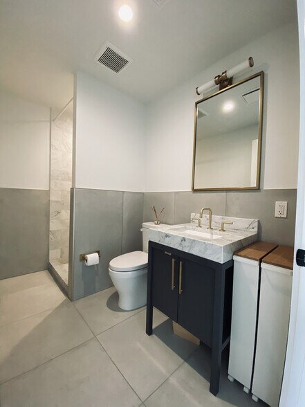 Marble Bathroom - 70 Rainey St