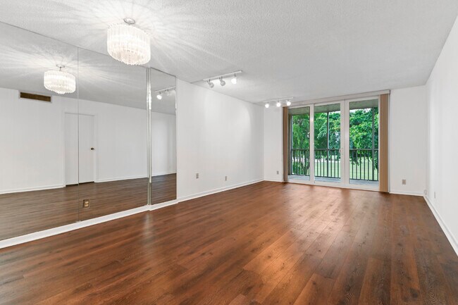 Building Photo - 250 Jacaranda Dr