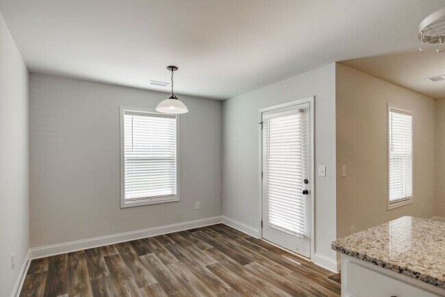 Building Photo - 80 Creek Haven Dr