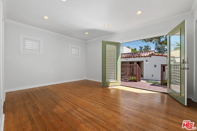 Building Photo - 2030 Kelton Ave