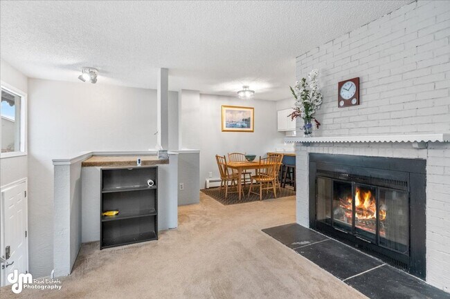 Building Photo - The Single-Family Alternative: 3BD/2BA Triplex Unit with Modern Comforts