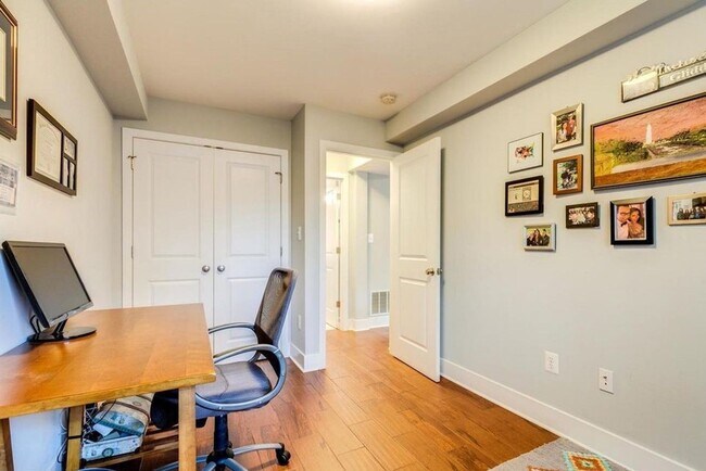 Building Photo - Amazing 2 Bedroom, 2 Full Bathroom 14th St Apartment with Secure Parking!