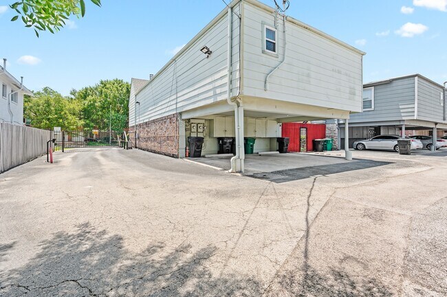 Building Photo - 5514 Beverly Hill St