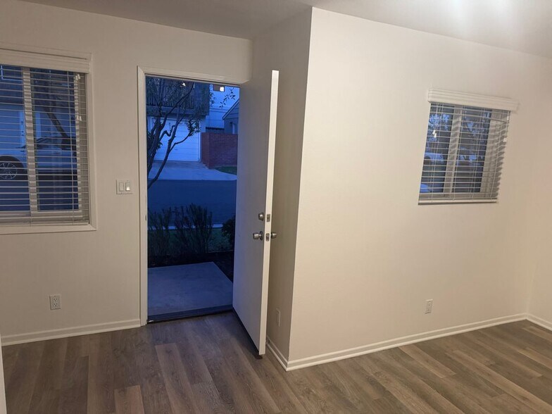 Building Photo - 621 Larkspur Ave