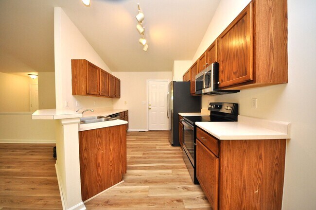 Building Photo - Beautiful Renovated 3 Bedroom 3 Bathroom i...