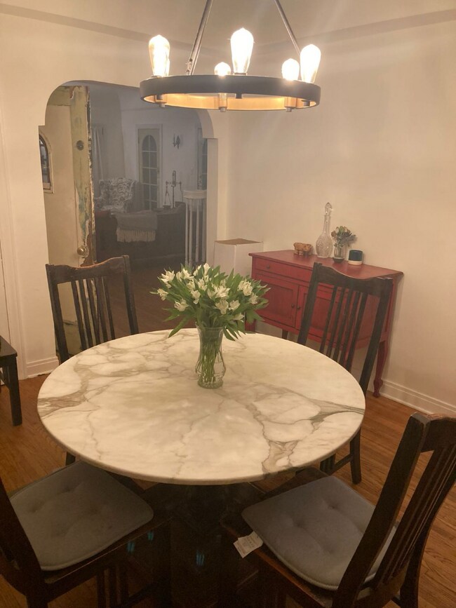 Building Photo - 1549 Rendall Pl