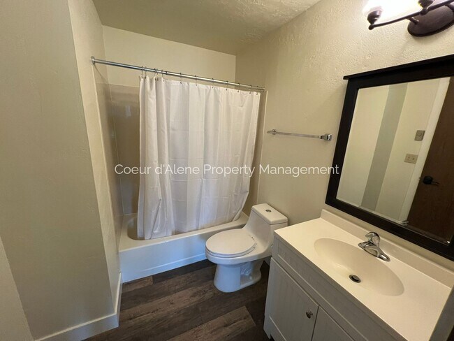 Building Photo - 10230 N Hillview Dr