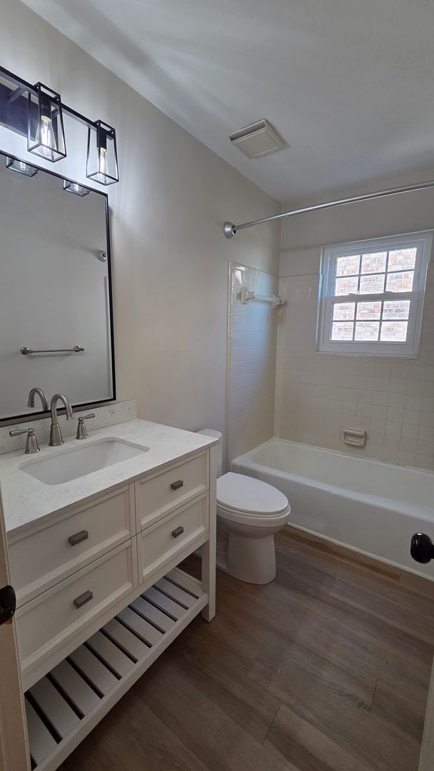 Building Photo - Charming 2 Bedroom Townhouse