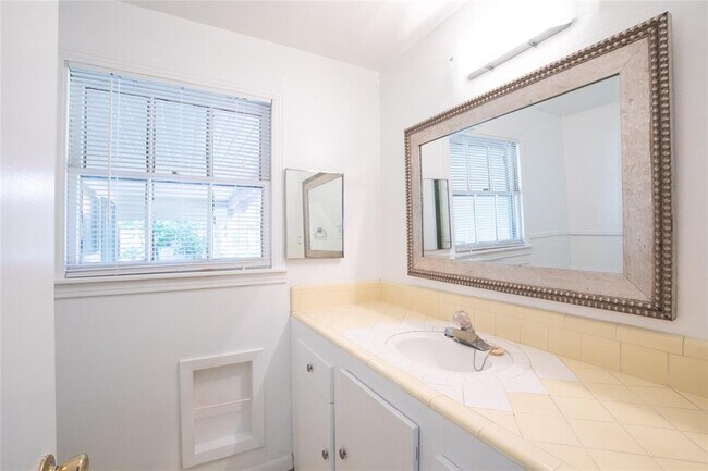 Building Photo - 1811 E 39th St