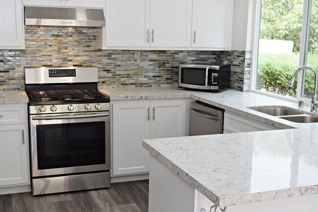 Building Photo - Flexible Lease Terms! Stunning 4BR/2.5BA Two-Story Renovated Townhome in UTC!