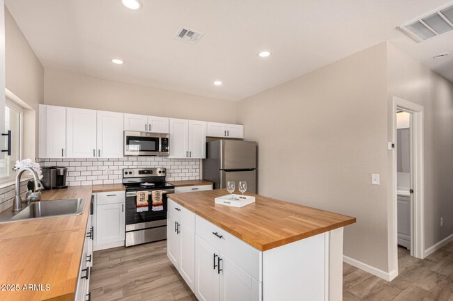 Building Photo - 2746 W Pima St