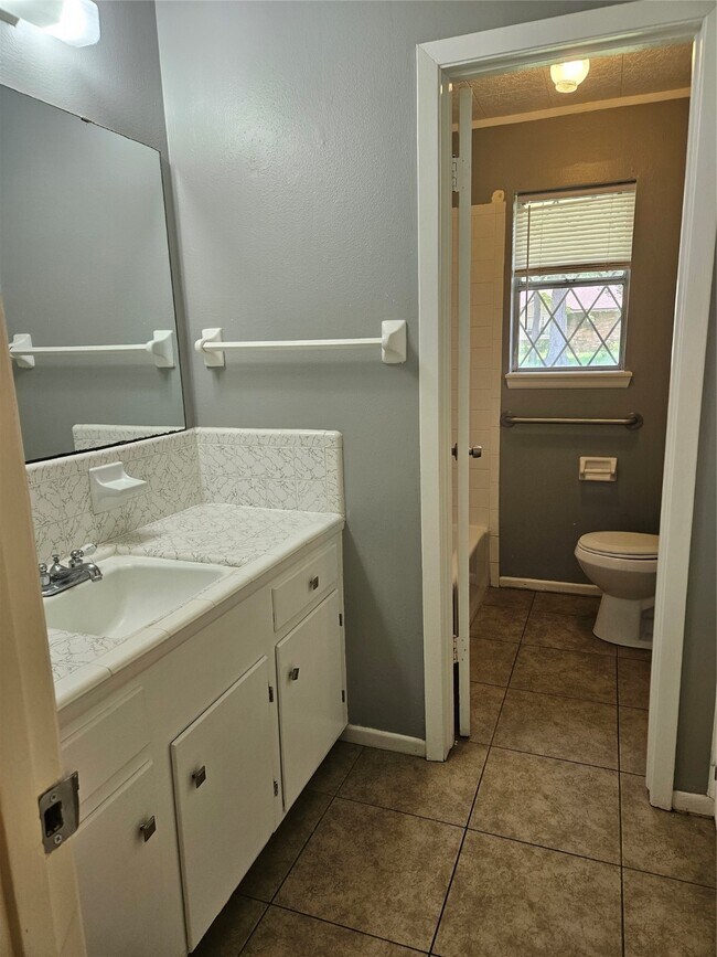 Building Photo - 207 Shadow Oaks Dr