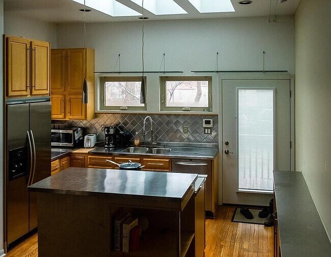 Building Photo - 665 Kerr St