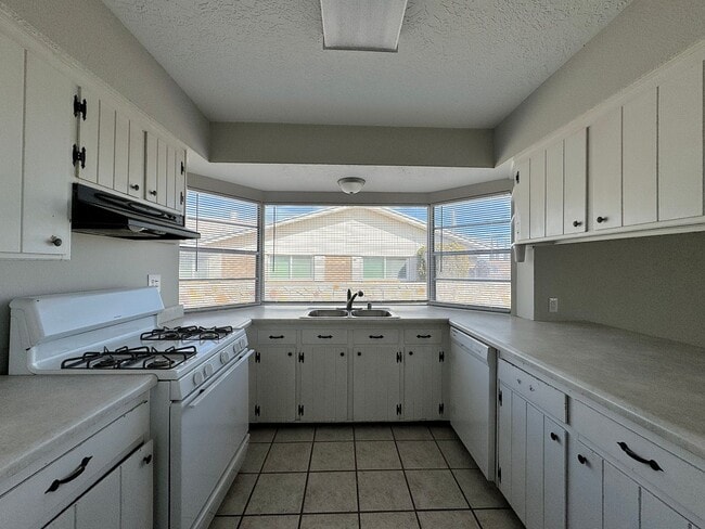 Building Photo - 10200 Galahad Way