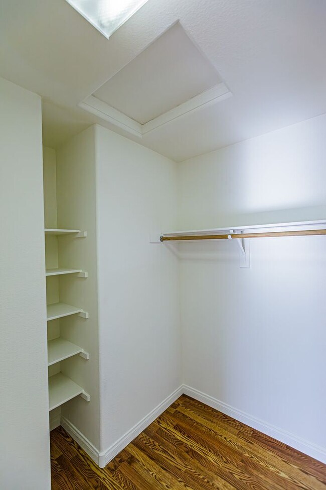 Building Photo - Beautiful 2 story Home