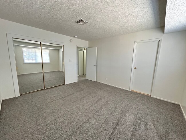Building Photo - Single Story Home 5-Beds 2-Bath No HOA!