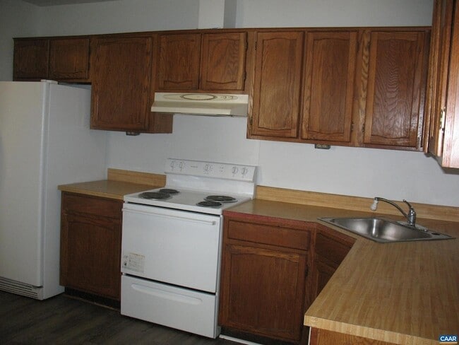 Building Photo - 270 Albert Ct