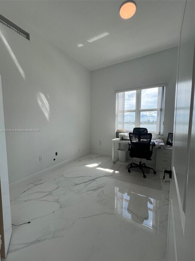 Building Photo - 7910 Harbor Island Dr