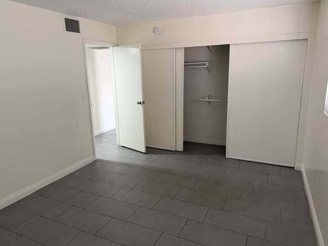 Building Photo - 595 S Royal Crest Cir