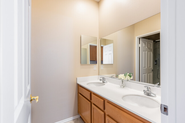 2nd floor: Full bathroom with double sink vanity - 11013 Ragsdale Rd