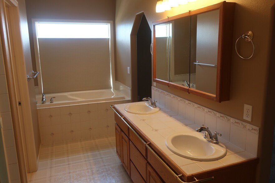 Building Photo - 466 Lower Daniels Dr