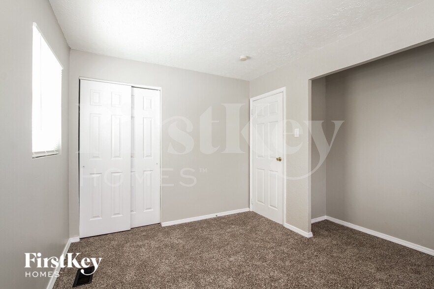 Building Photo - 2856 N Boehning St