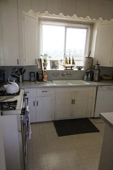 Building Photo - 12305 Laurel Terrace Dr