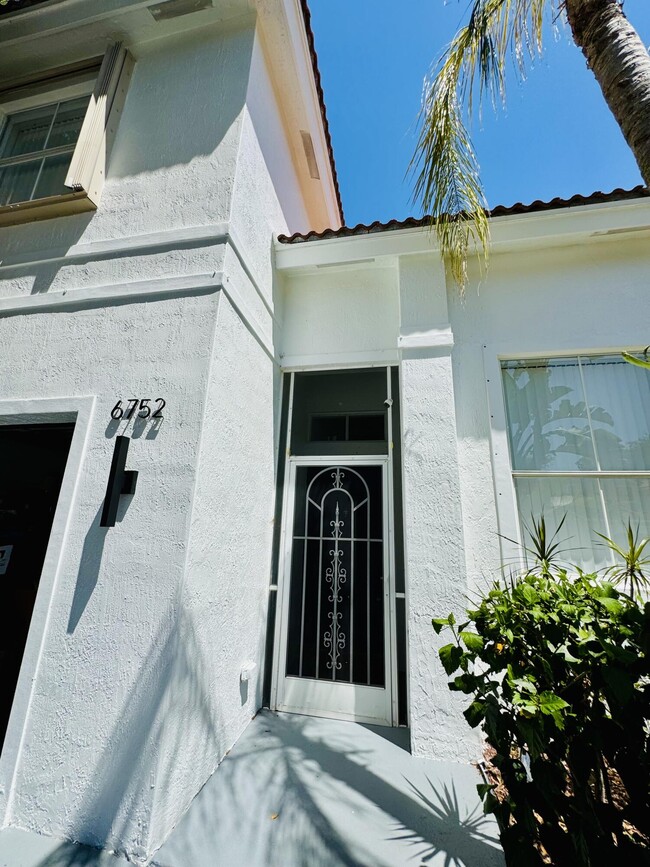 Building Photo - 6752 Green Island Cir