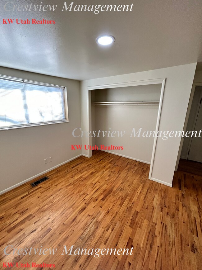 Building Photo - Sunset Duplex