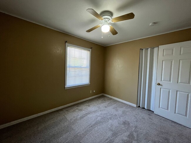 Building Photo - 4 bedroom 2 bath!