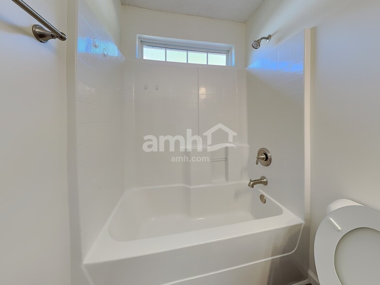 Building Photo - 159 Arbor Village Dr