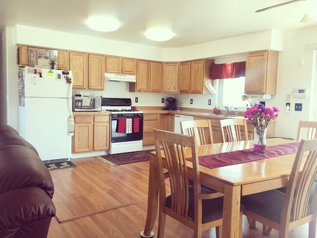 Building Photo - Centrally located 3 bed/2 bath Ranch style home with large oversized heated garage.