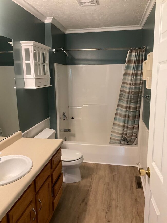 Building Photo - Large 3 Bedroom 2.5 bath townhome with additional finished room.