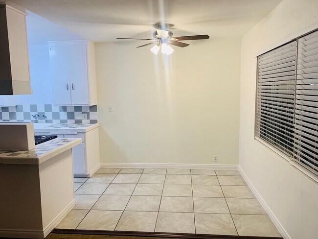 Building Photo - Cheerful and Spacious 1bd/1bth Upstairs Unit