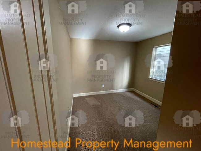 Building Photo - Single level, 3 bedroom house in desired neighborhood of Keizer!