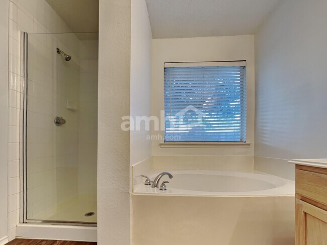 Building Photo - 2708 Emerald Ln