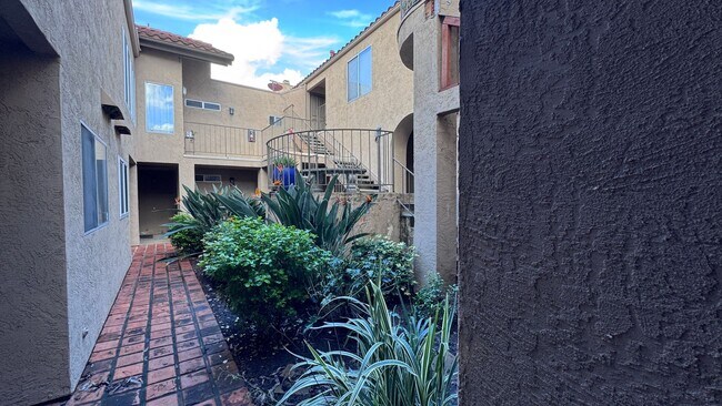 Building Photo - 2 bedroom condo in San Marcos