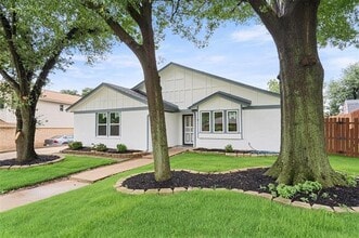 Building Photo - 2024 Oakmeadow St