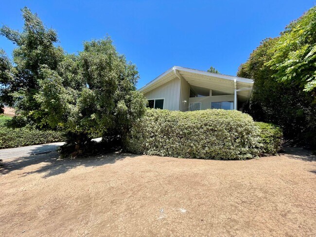 Building Photo - 2 Bedroom 1 Bath Room Fully Updated Single...