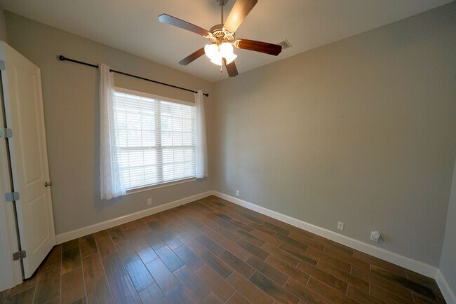 Building Photo - Executive Style Rental Now Available in Bo...