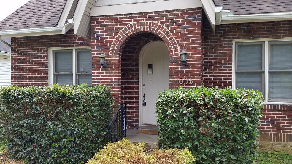 Building Photo - 1006 McMahan Ave