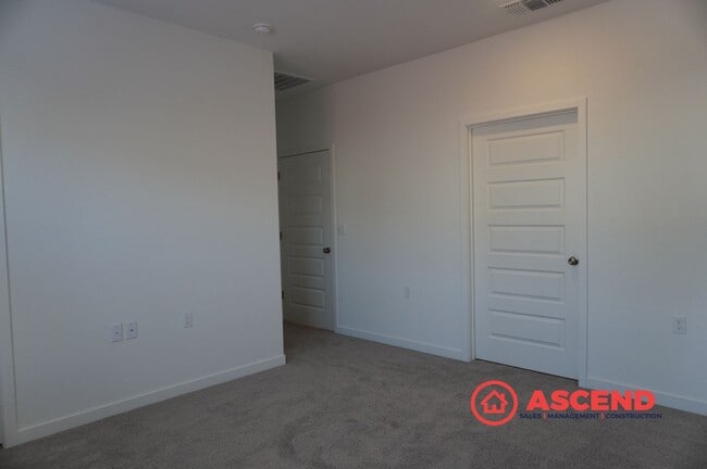 Building Photo - Spacious 4 Bed/2 Bath Brand New Build! in Bakersfield's Desirable 93311 Area — Solar, Garage & Fu...
