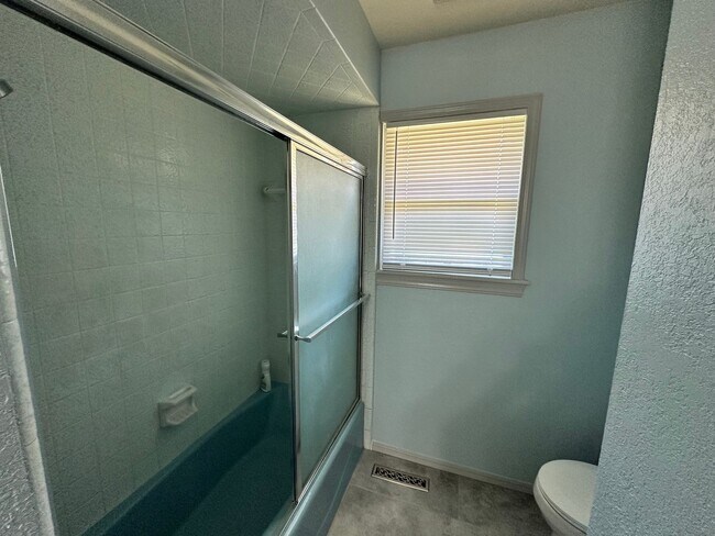 Building Photo - Fully Remodeled 3bed/2bath Available in We...