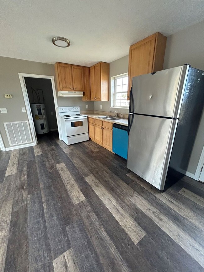 Building Photo - 3 bedroom 2 bath home in Maple Ridge Heigh...