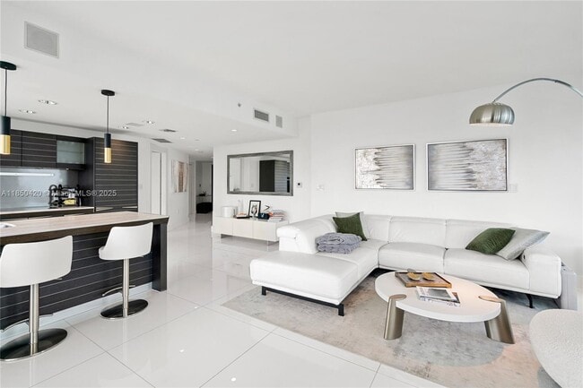 Building Photo - 200 Biscayne Blvd Way